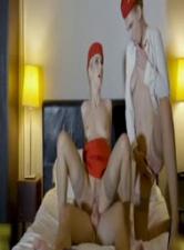 【机长暴操】巨乳空姐高空双飞 驾驶舱激战淫水四溅